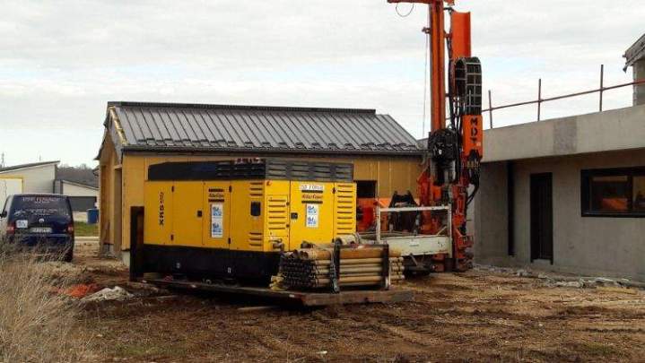 Foreuse hydraulique pour travaux de fondation Esserval-Tartre